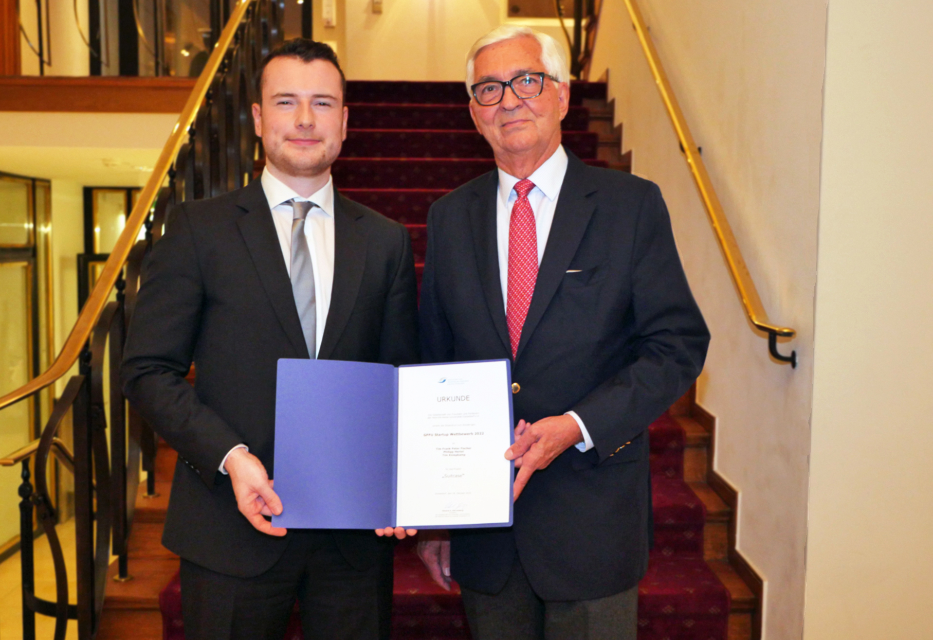 Tim Fischer vom Gweinnerteam "Suitcase" neben GFFU-Präsident Eduard H. Dörrenberg