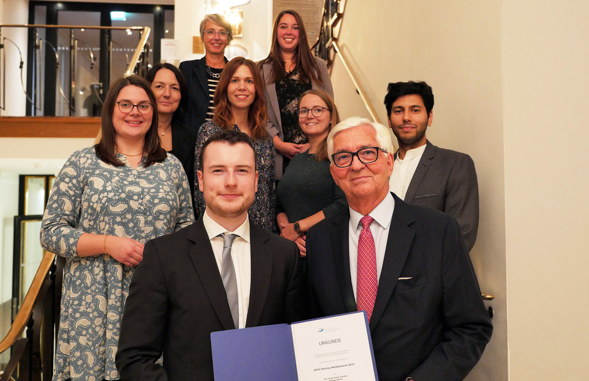 Gruppenfoto auf Treppe