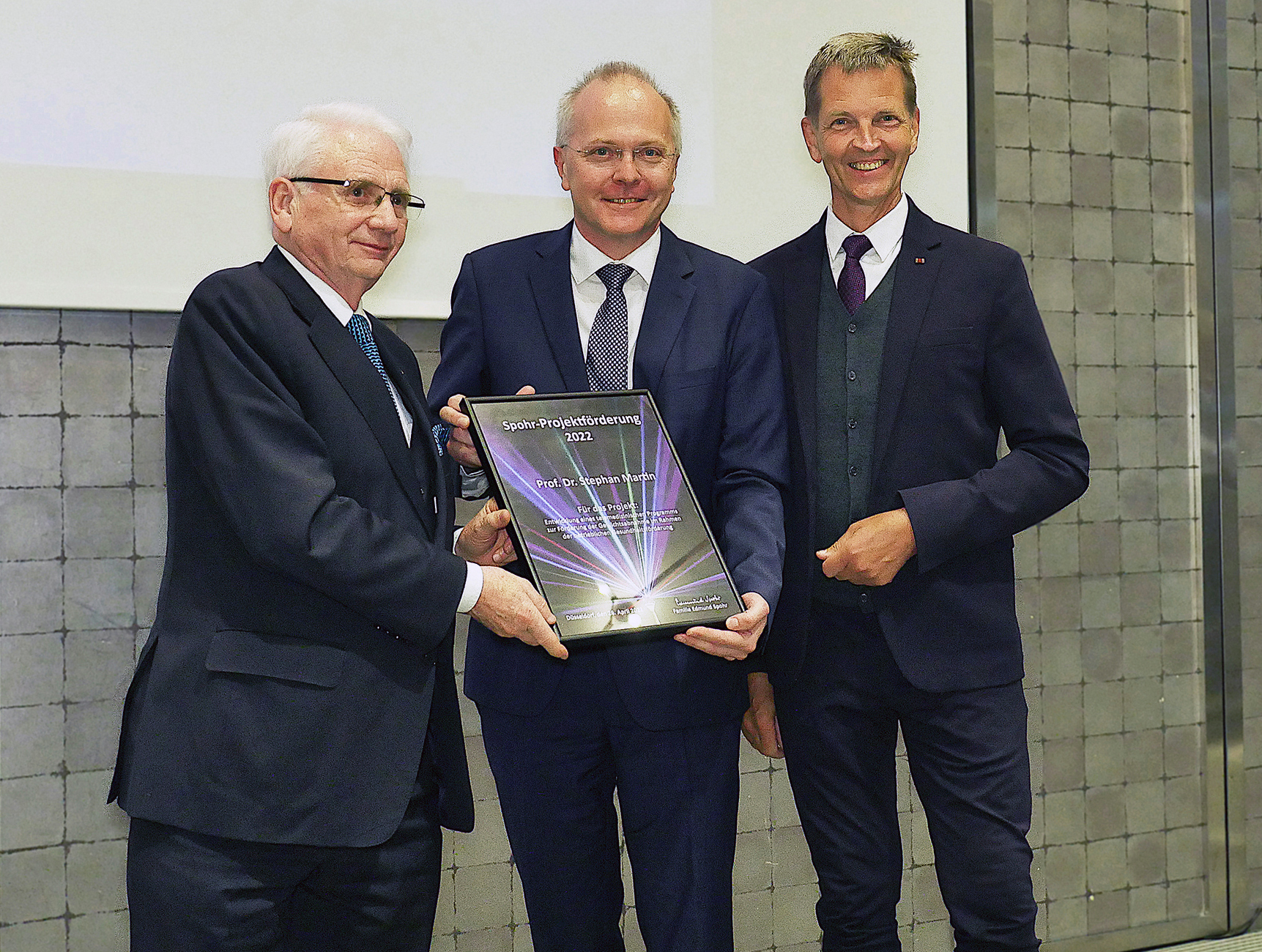 Prof. Dr. Stephan Martin (Mitte) erhält symbolisch die Spohr-Projektförderung, 