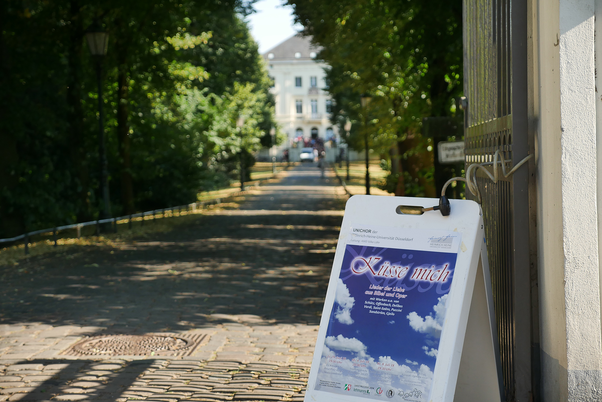 Schloss Mickeln, Toreinfahrt mit Konzertplakat