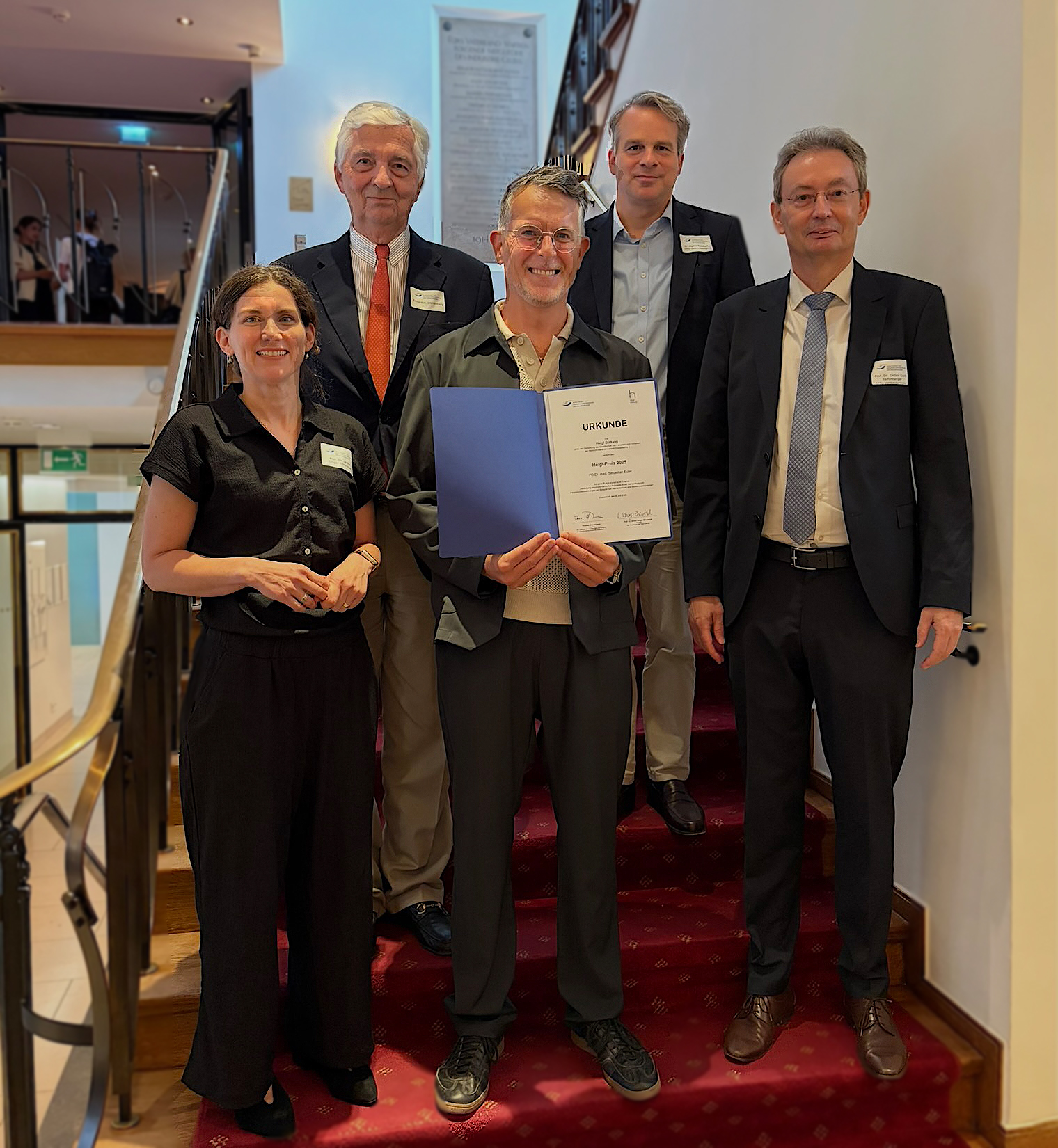 Preisträger 2025 auf der Treppe